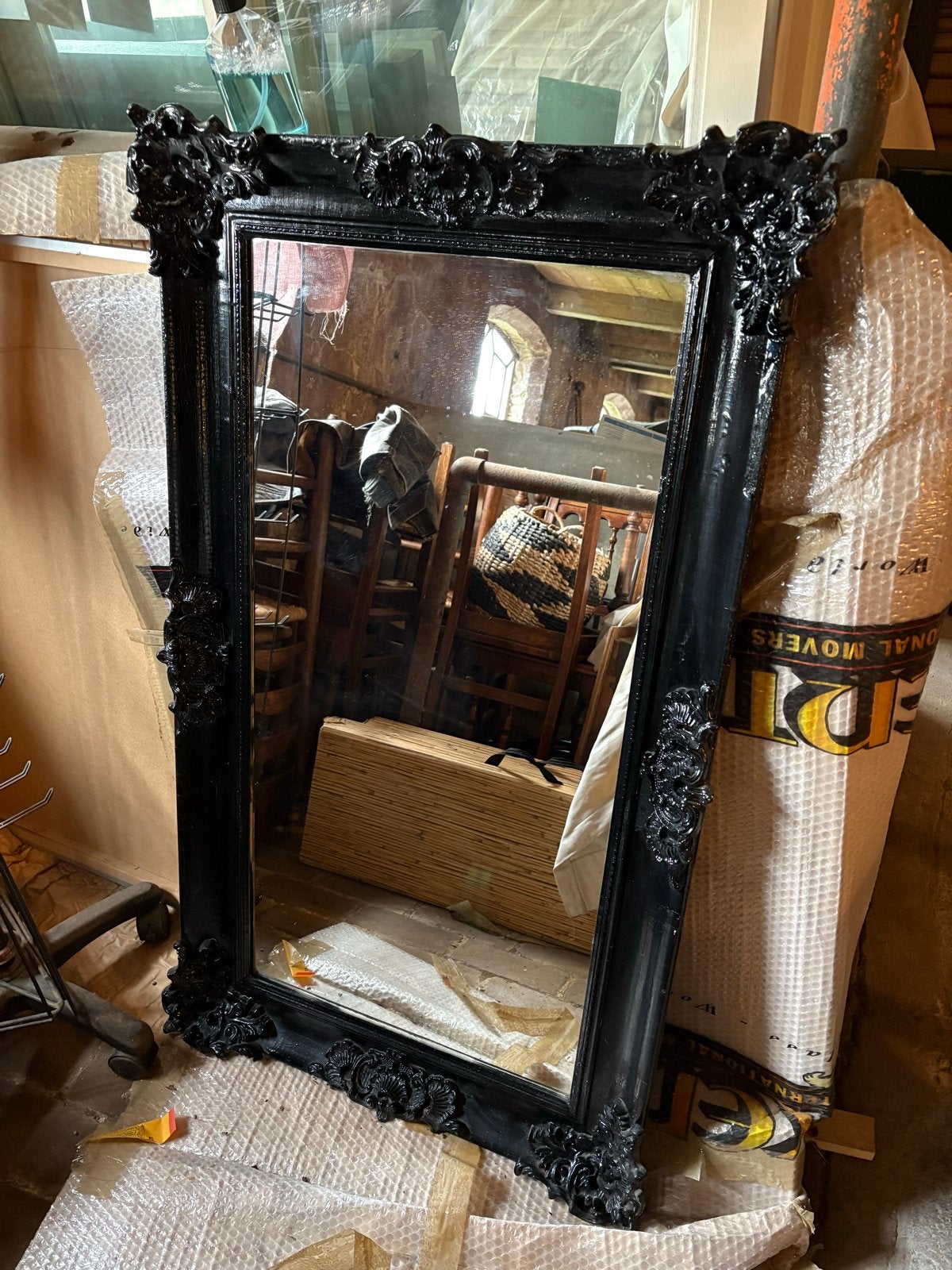 Brocante spiegel met sierlijke zwarte lijst, Ophalen, Rechthoekig, 50 tot 100 cm, 100 tot 150 cm