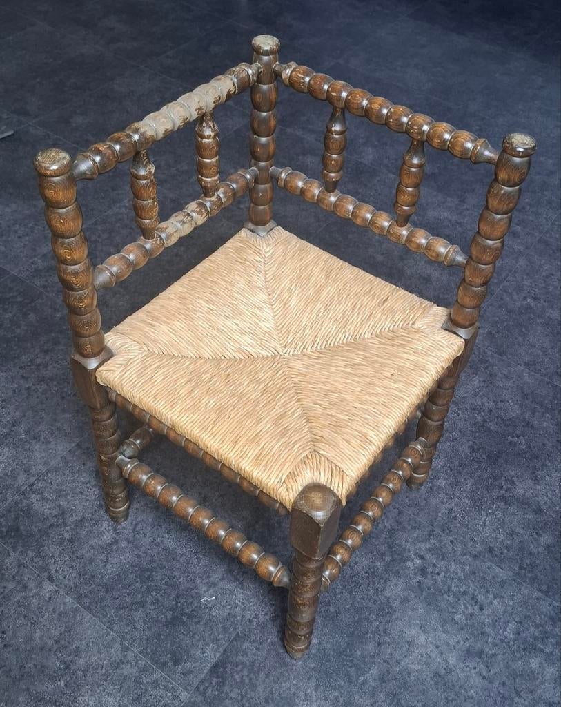 Antieke hoekstoel met biezen zitting, Antiek en Kunst, Antiek | Meubels | Stoelen en Banken, Ophalen