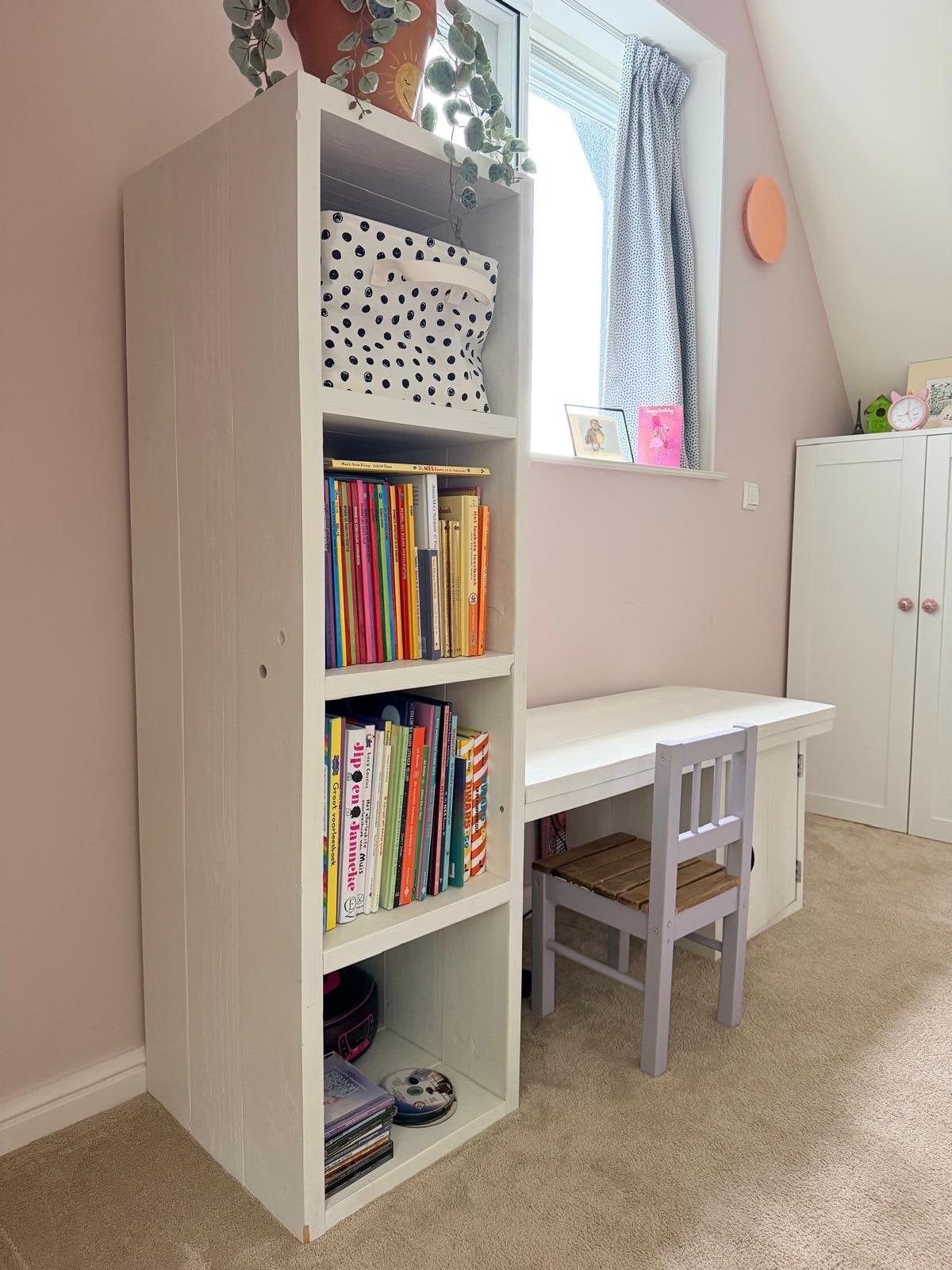 Steigerhouten kinderbureau met kast en stoeltje, Ophalen, Gebruikt, Tafel(s) en Stoel(en)