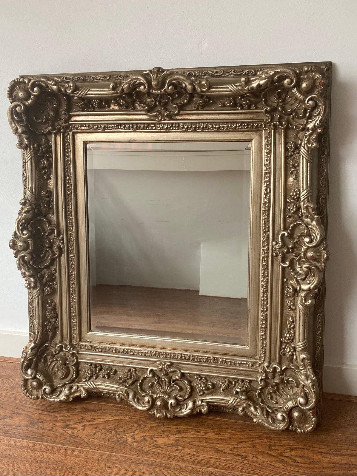 Grote barok spiegel uit Hotel des Indes, Antiek en Kunst, Antiek | Spiegels, Ophalen, Rechthoekig, 50 tot 100 cm, 100 tot 150 cm