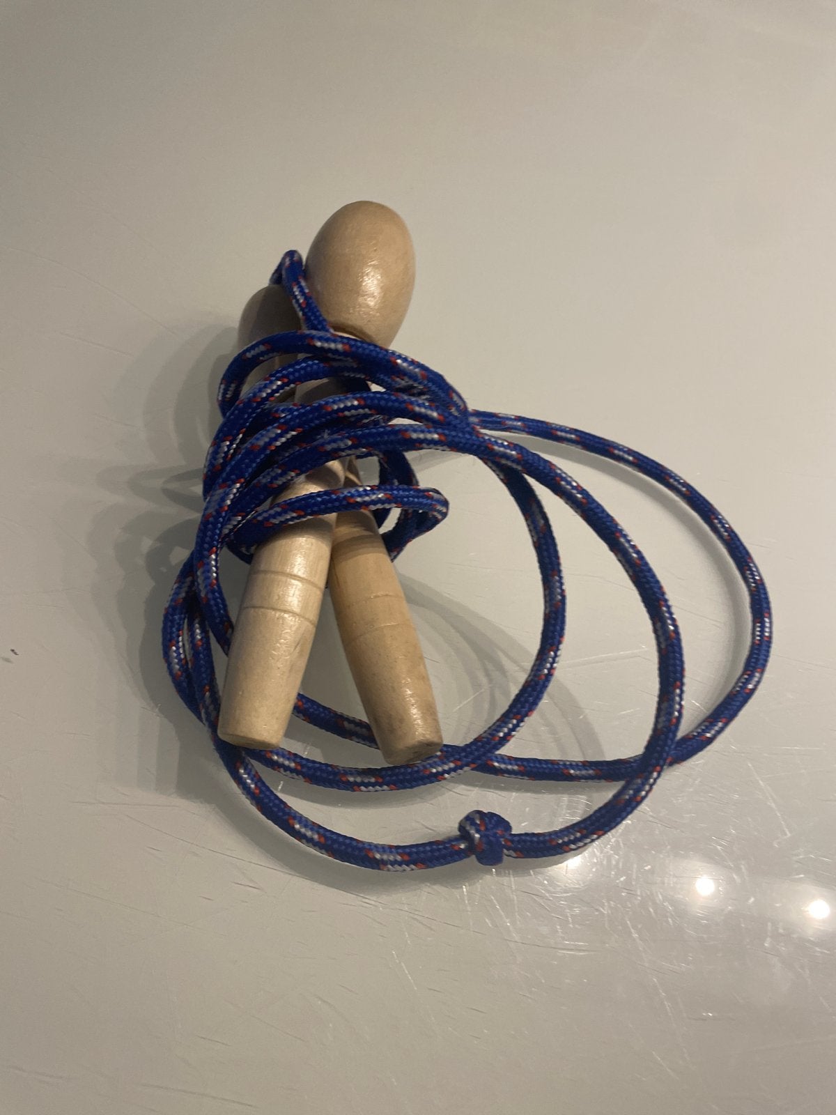 Springtouw met houten handvatten - Blauw/Rood/Wit, Ophalen of Verzenden, Sport-springtouw, Gebruikt