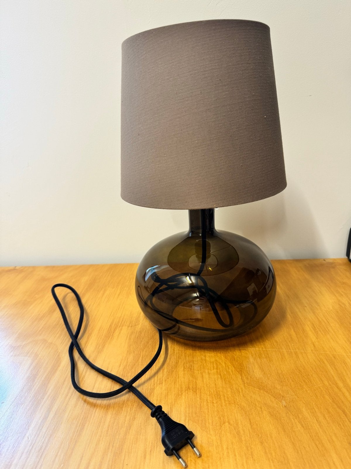 Moderne tafellamp met glazen voet en stoffen kap, Ophalen, E27 (groot), Met stekker, Modern
