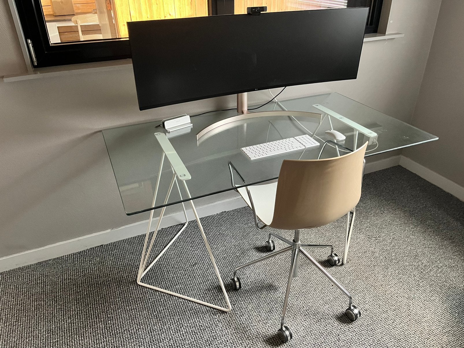 Designer bureau met glas, custom poten en Arper bureaustoel, Huis en Inrichting, Bureaus, Ophalen, Zo goed als nieuw, Overige merken
