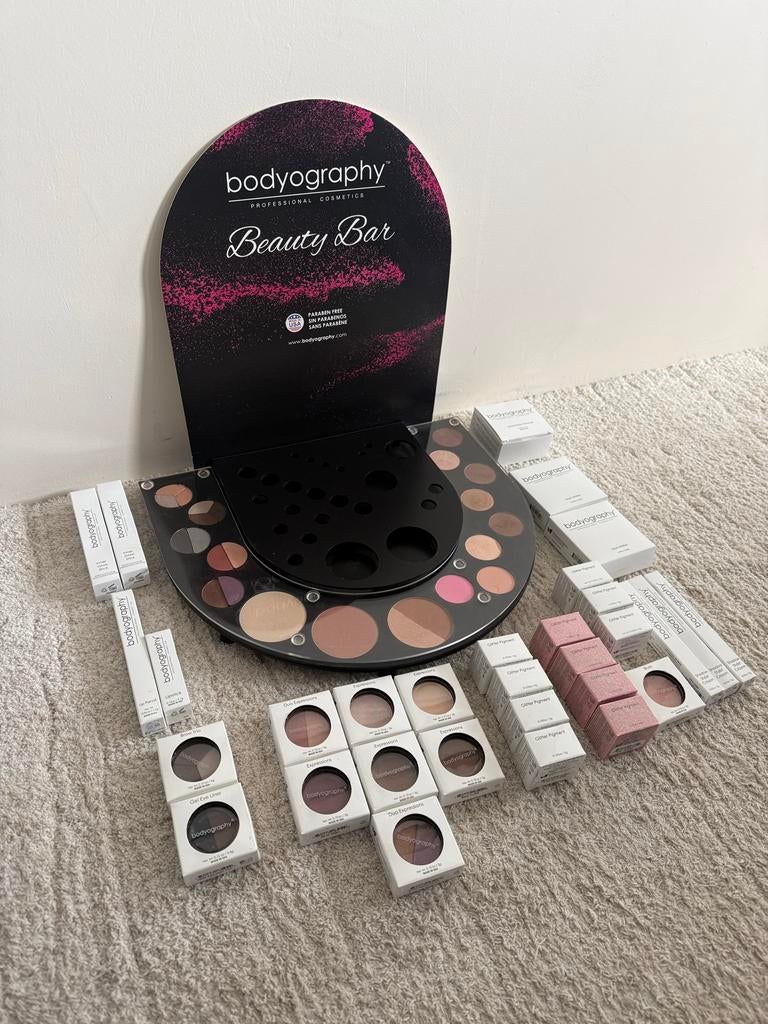 31 Nieuwe Make-up Producten met Display Pilaar, Verzenden, Nieuw, Make-up, Overige kleuren