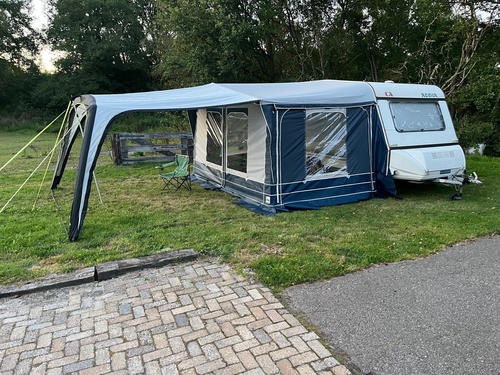 Adria 4153CE met z.g.a.n. voortent, erker en slaapcabine, Caravans en Kamperen, Caravans, Bedrijf, 4 tot 5 meter, 500 - 750 kg