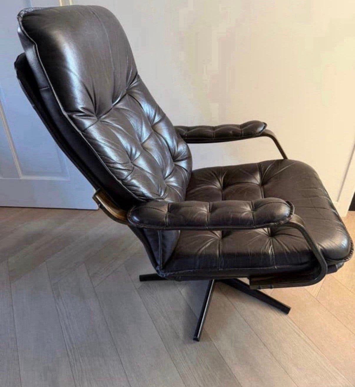 Vintage draaifauteuil Scandinavische stijl uit de jaren 1970, Huis en Inrichting, Fauteuils, Ophalen, Minder dan 75 cm, Leer, Zo goed als nieuw