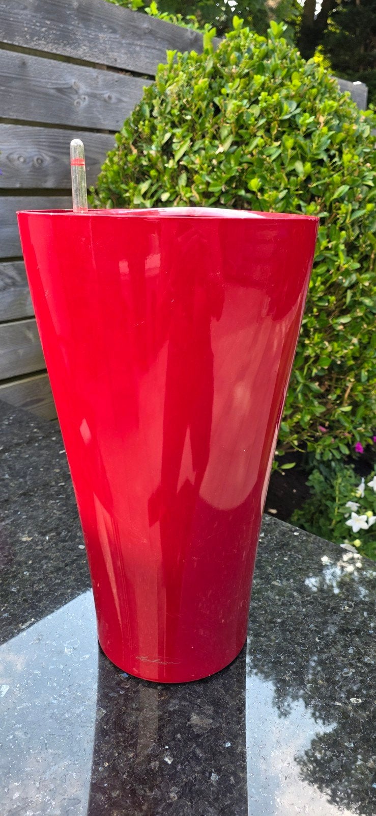 Rode bloempot met watermeter, Tuin en Terras, Kunststof, Rond, Zo goed als nieuw, Balkon