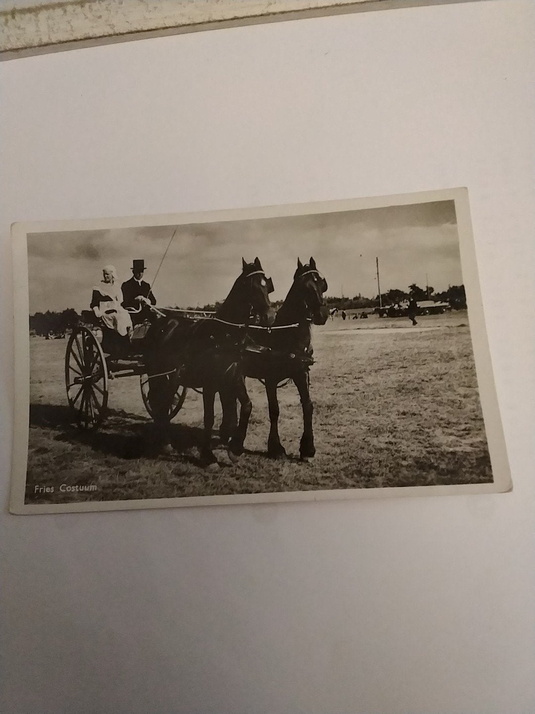 Oude Ansichtkaart Fries Kostuum met Paard en Wagen, Ophalen of Verzenden, 1920 tot 1940, Gelopen, Drenthe