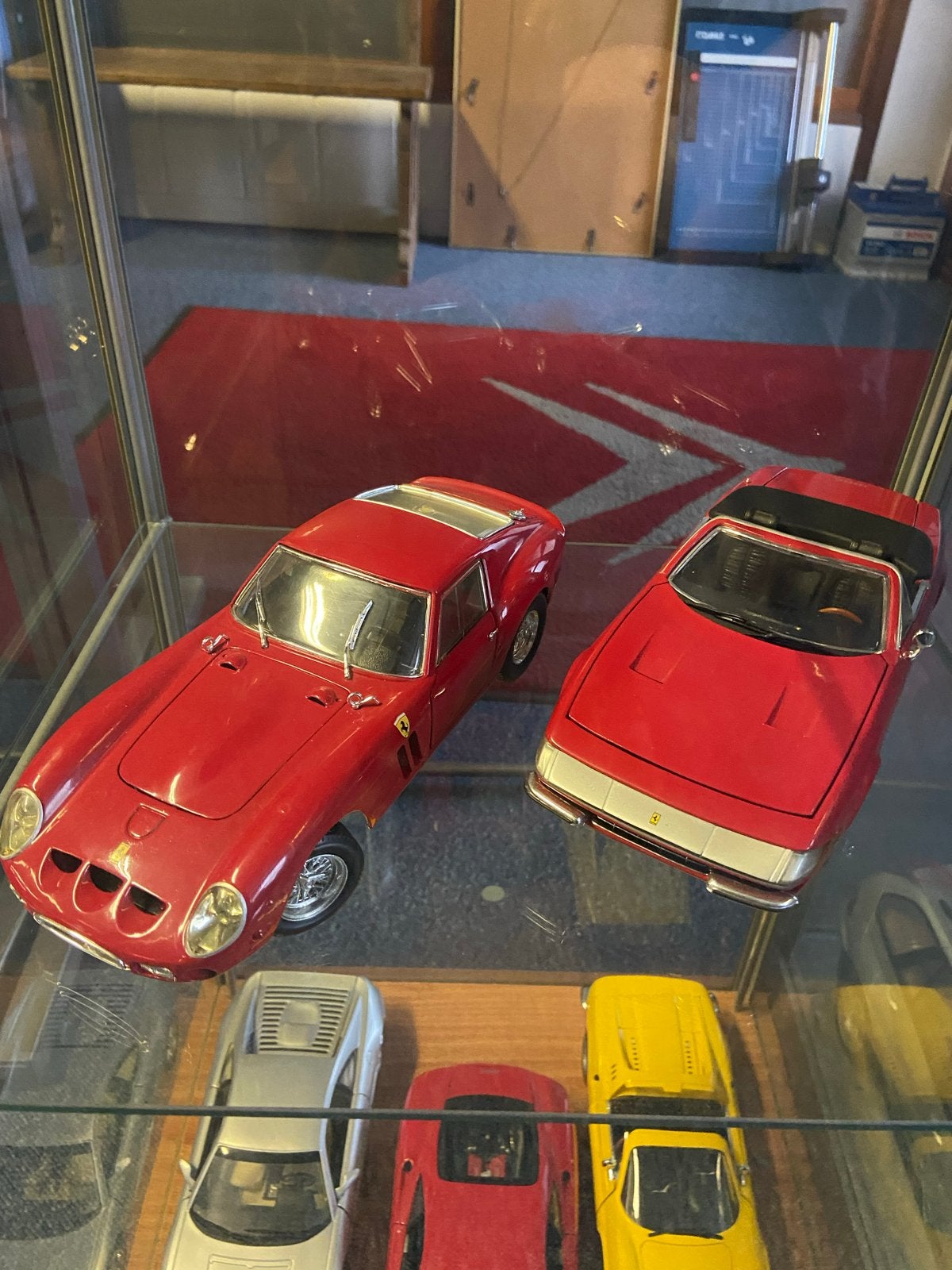 9 Ferrari Schaalmodellen 1:18 met Vitrine, Ophalen, Zo goed als nieuw, Auto, Overige merken