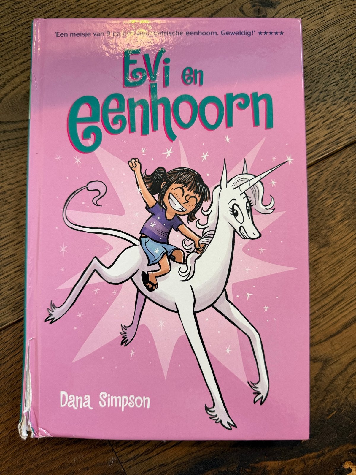Evi en Eenhoorn - Dana Simpson (Kinderboek), Boeken, Ophalen of Verzenden, Gelezen, Fictie algemeen