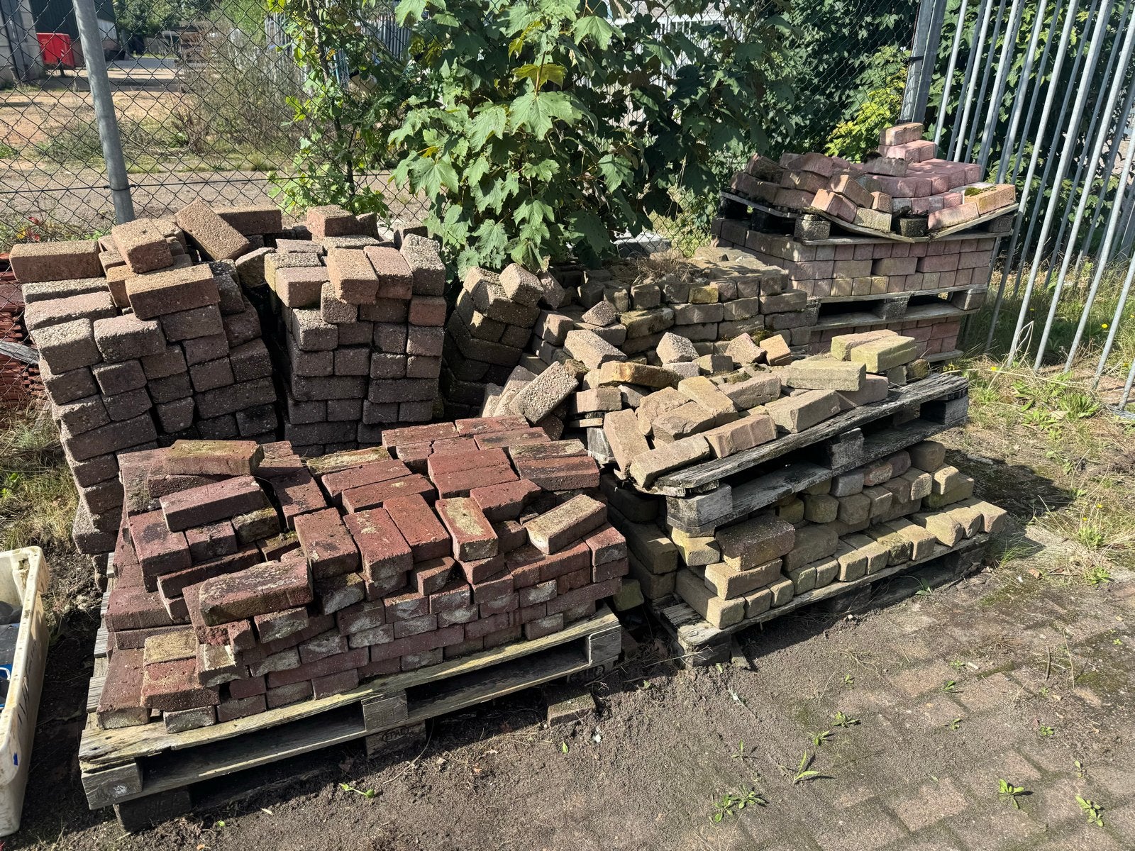 Gratis af te halen: Betonklinkers, straatklinkers en metsels, Ophalen of Verzenden, Gebruikt, Beton