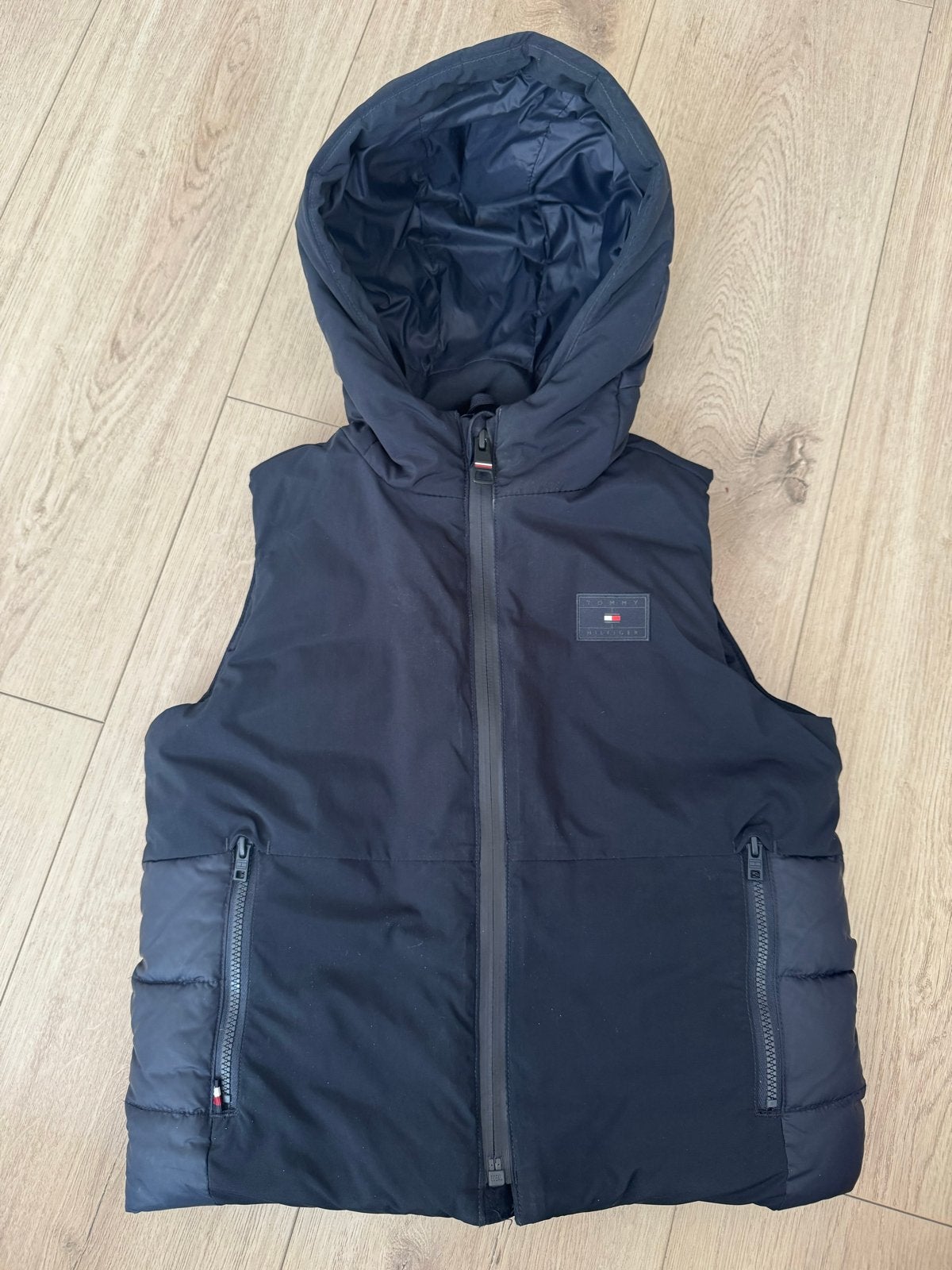 Tommy Hilfiger gewatteerde bodywarmer maat 104, Ophalen of Verzenden, Zo goed als nieuw, Jongen of Meisje, Jas