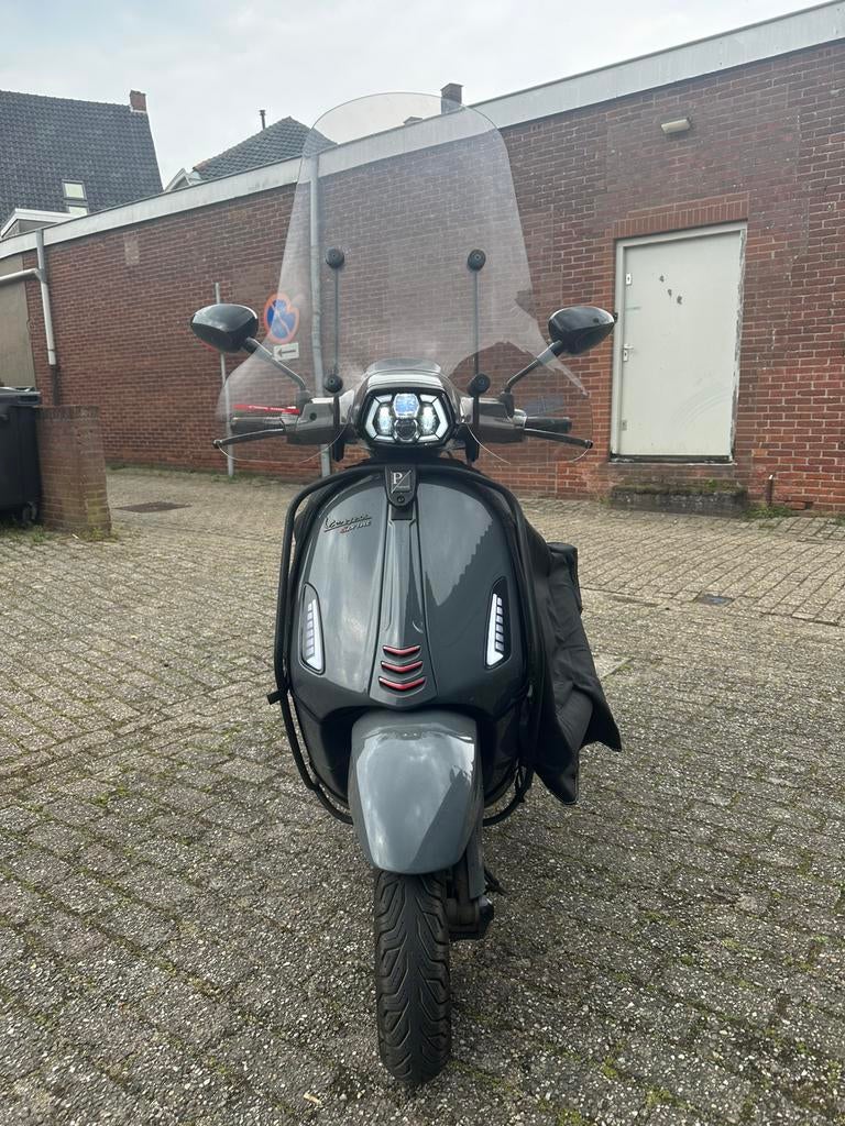 Vespa Sprint 2015 Full Option – Nardo Grey – Geel kenteken, Ophalen, Gebruikt, Overige modellen, Maximaal 45 km/u