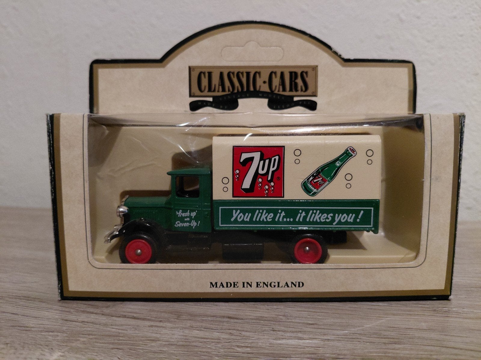 "7-UP" 1934 Mack Canvas-Back Truck, Verzenden