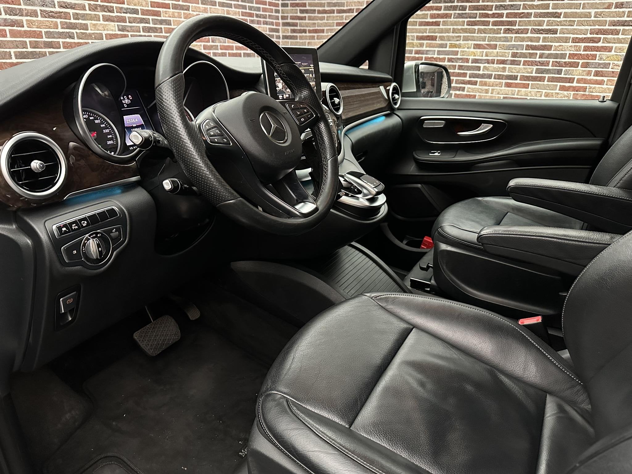 Mercedes-Benz V-klasse 220d Extra Lang 8 persoons | LED| 360, Automaat, Achterwielaandrijving, Gebruikt, 2000 kg