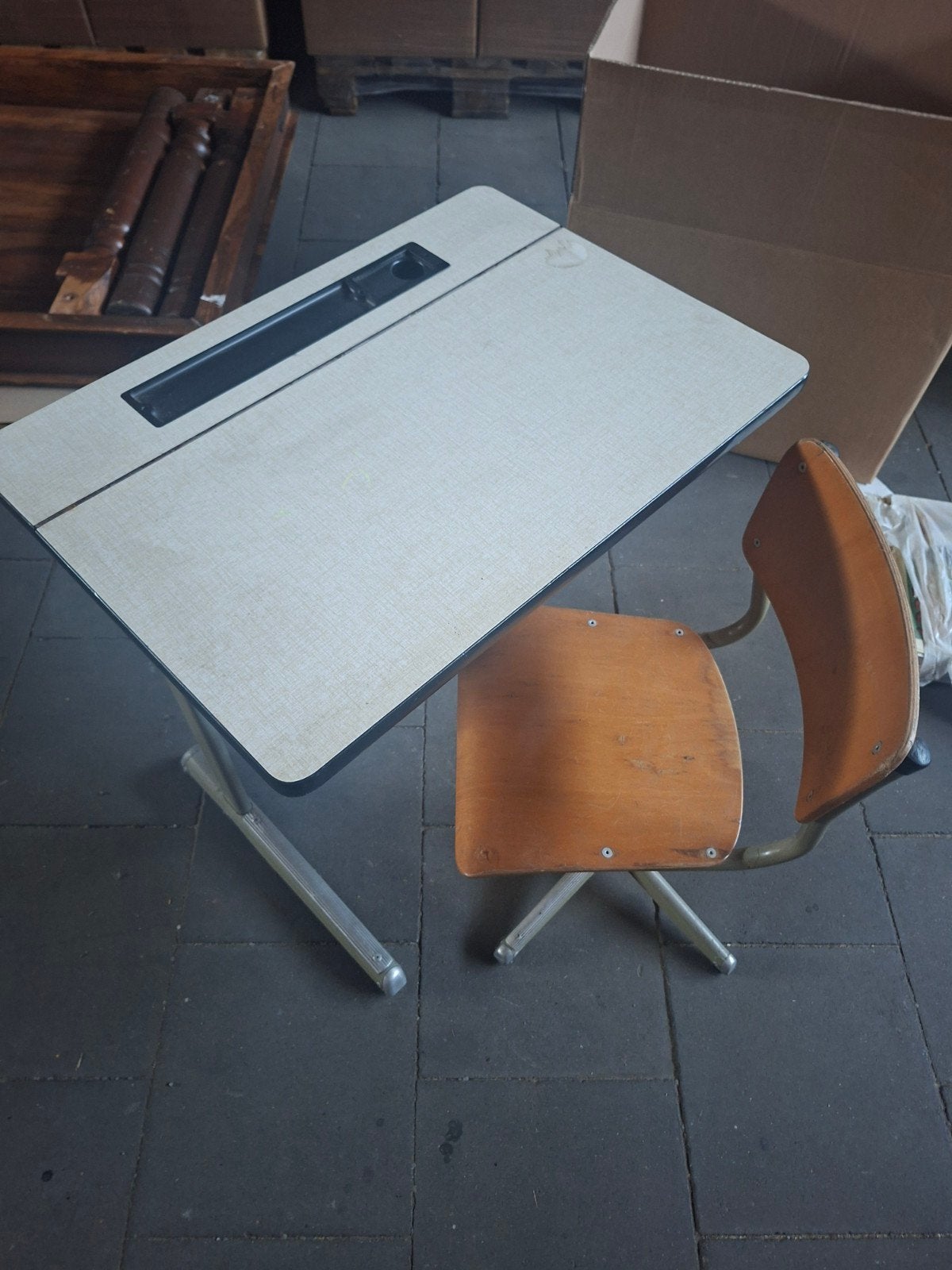 Vintage Schoolbureau met Stoel - Hout en Metaal, Huis en Inrichting, Bureaus, Vintage, Ophalen, Schoolbureau