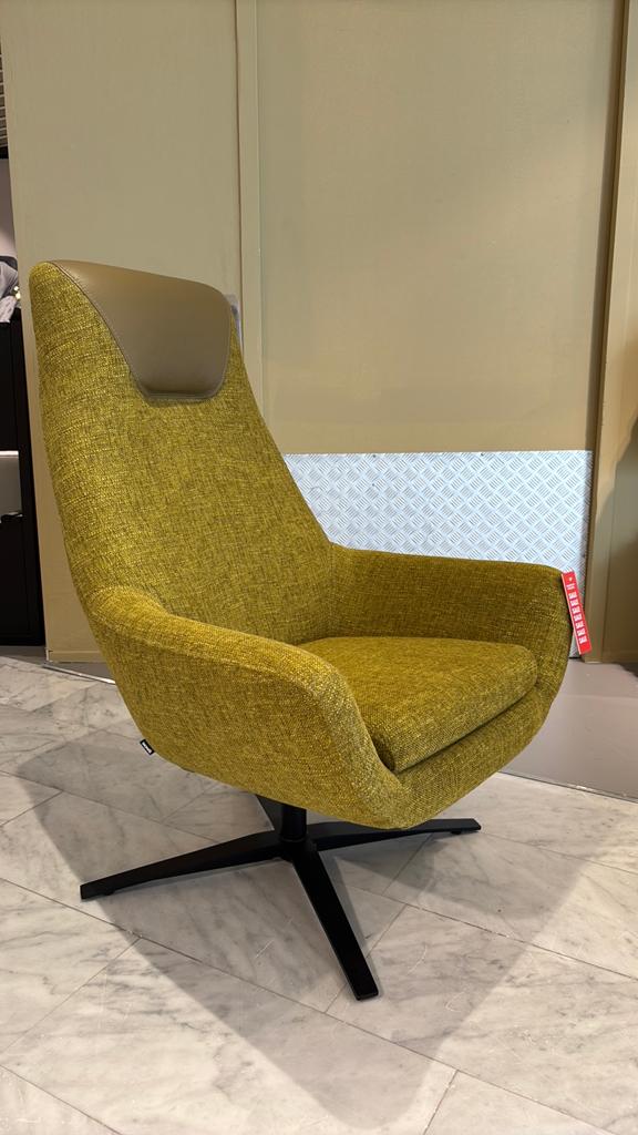 Montel Xavi fauteuil & voetenbank nu voor €799,-, Huis en Inrichting, Fauteuils, Ophalen, 75 tot 100 cm, Zo goed als nieuw, Stof
