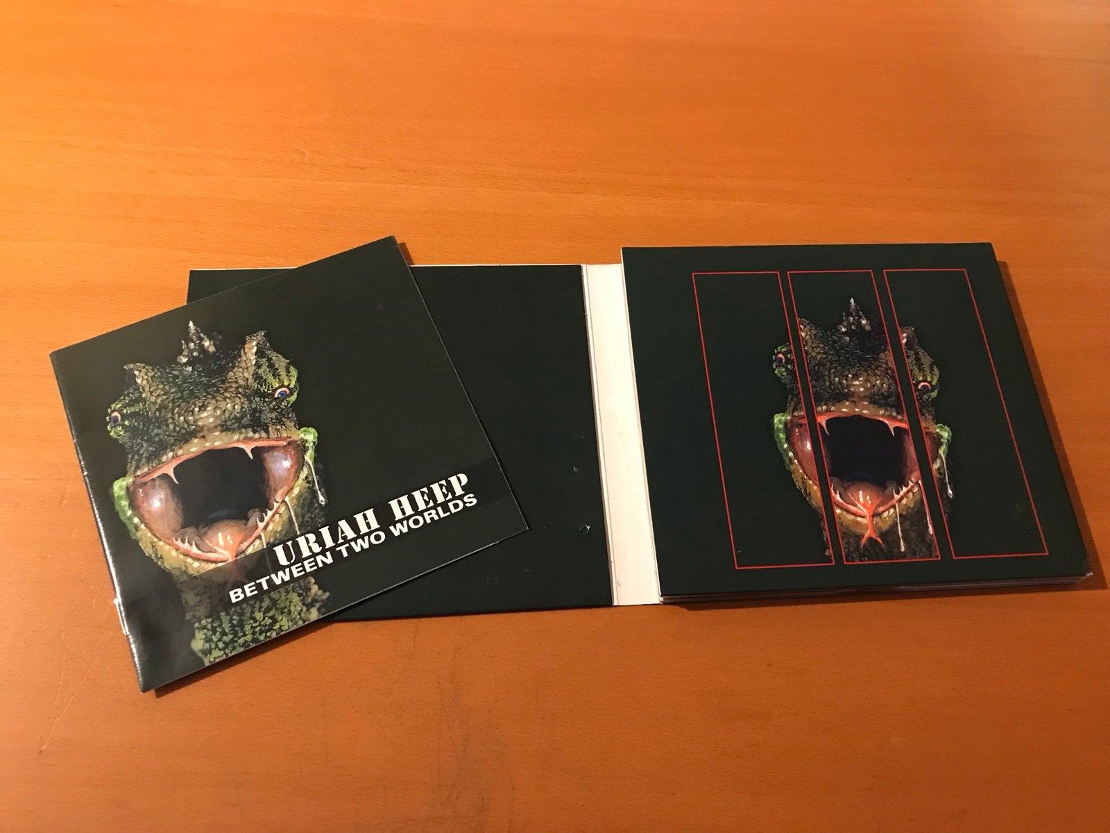 Uriah Heep - Between Two Worlds (2 CD Set) Digipack, Ophalen of Verzenden, Zo goed als nieuw, Inclusief boekje, Classic Rock