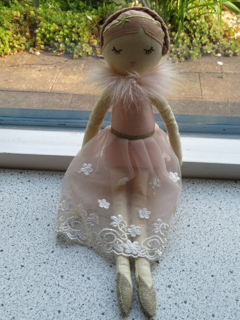 Pop zacht materiaal merk ZARA HOME meet ca 38 cm ballerina, Kinderen en Baby's, Speelgoed | Knuffels en Pluche, Overige merken