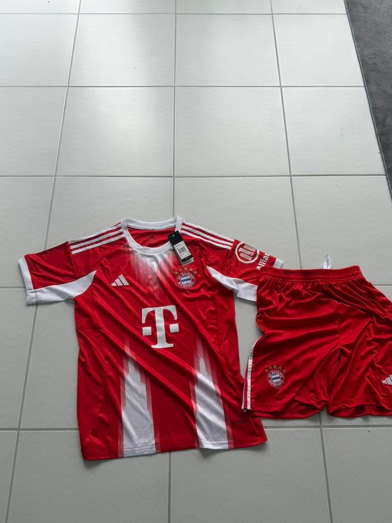 Bayern München 2025/26 THUISSHIRT met korte broek, Ophalen of Verzenden, Zo goed als nieuw, Shirt