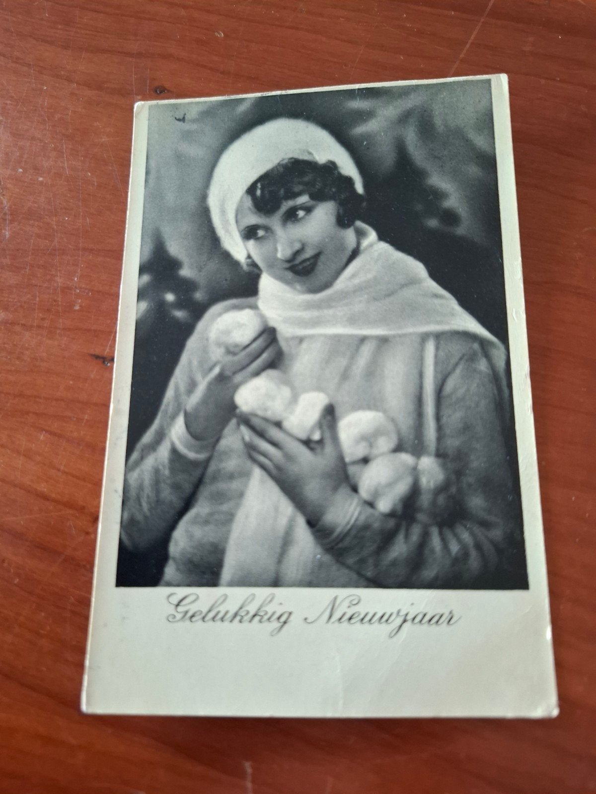 Oude Gelukkig Nieuwjaar kaart 1930 - Vrouw met sneeuwbal, Ophalen of Verzenden, 1920 tot 1940, Gelopen, Overige thema's