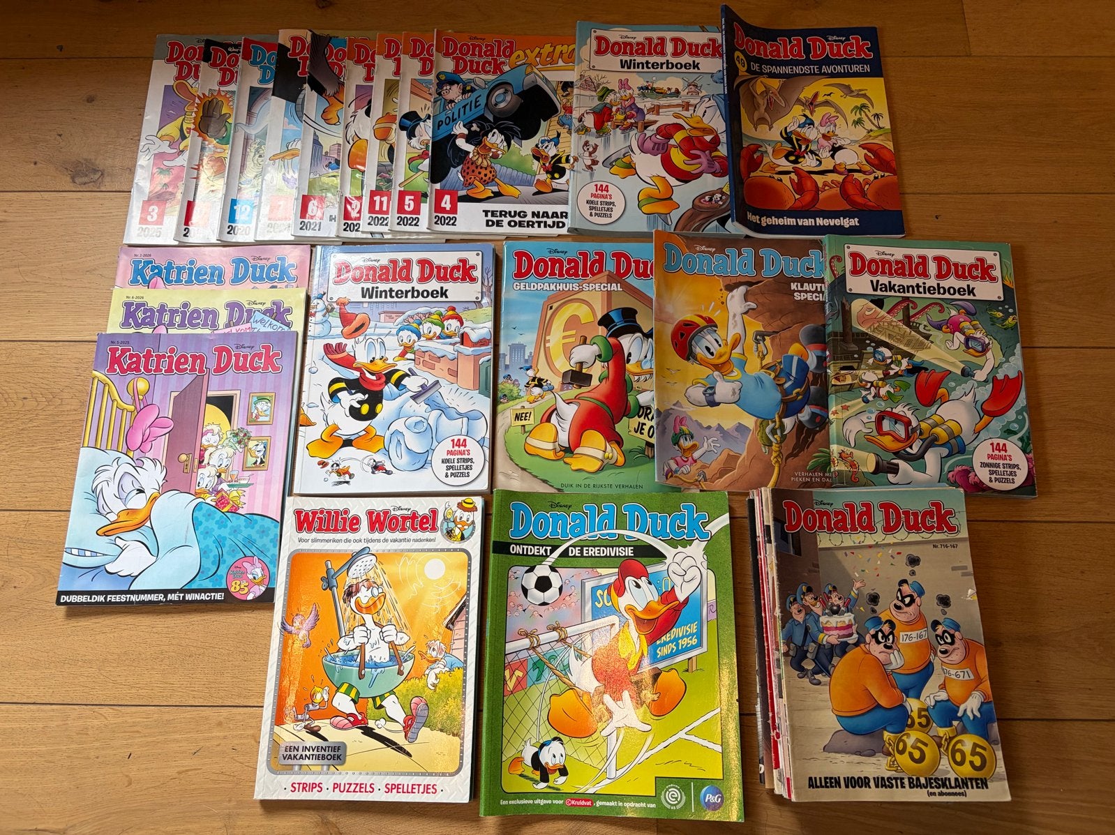 50 Donald Ducks: specials en vakantieboeken, Boeken, Meerdere stripboeken, Ophalen of Verzenden, Gelezen