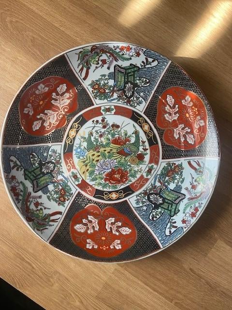 Decoratief porseleinen bord in de traditionele Imari-stijl, Ophalen