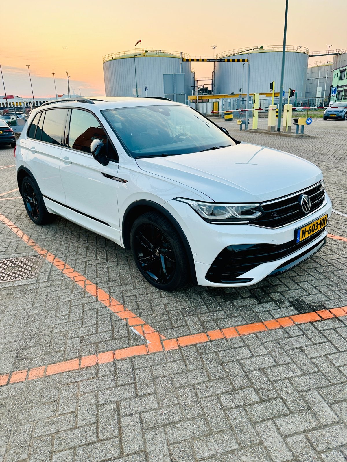 Vw Tiguan Rline Black edition Pano 1.5 TSI ACT150pk DSG 2021, 1441 kg, Stof, Zwart, 4 cilinders