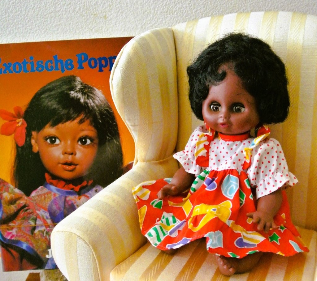 Donkerbruin popje speelpop brocante slaapoogjes kinderkamer, Verzamelen, Ophalen of Verzenden, Gebruikt, Pop