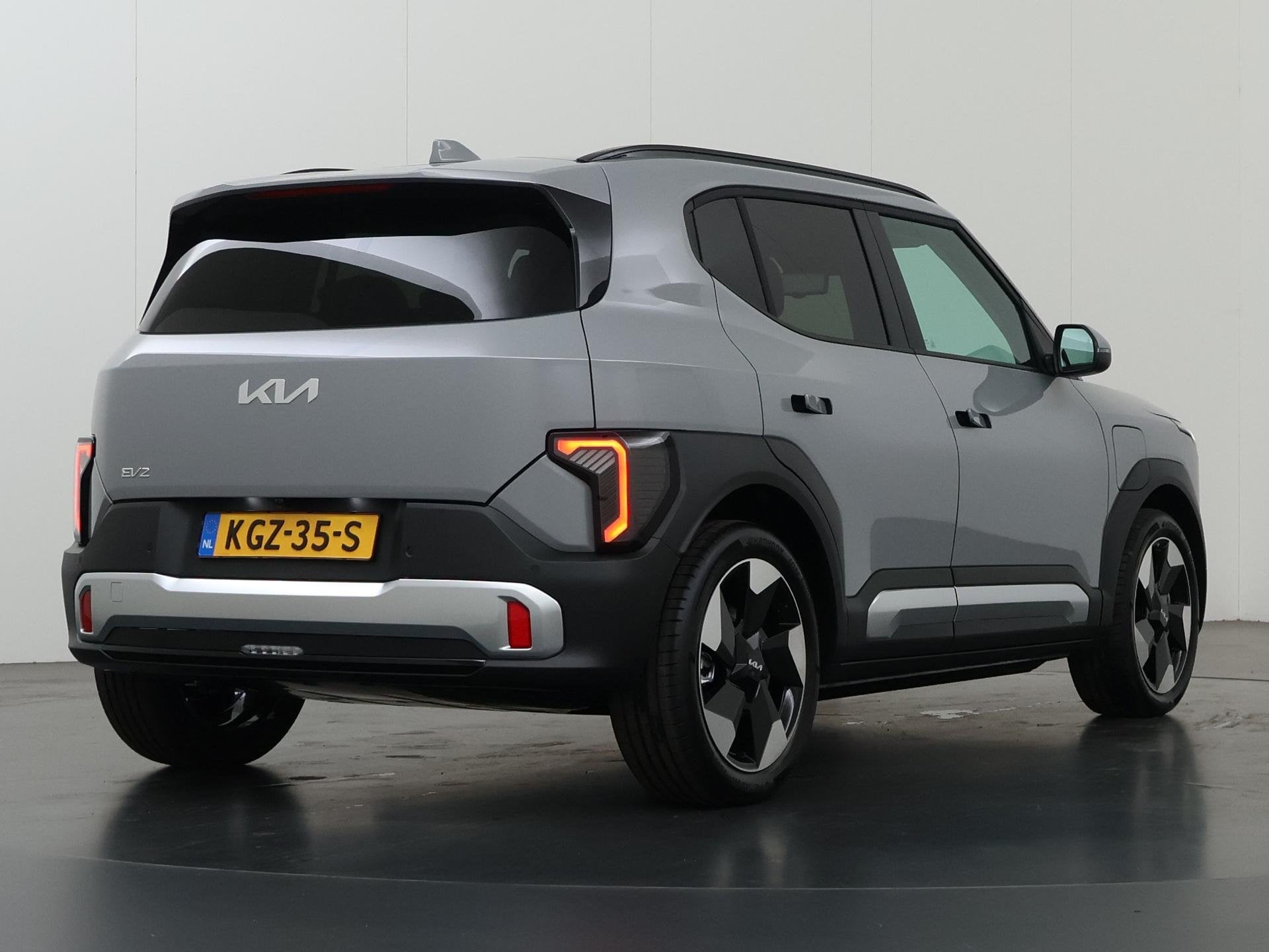 Kia EV2 Plus Advanced 42.2 kWh | Glazen schuif-/kanteldak |, Auto's, Stof, Automatische klimaatregeling, Zilver of Grijs, Te koop