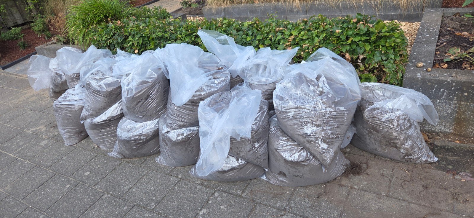 Ongeveer 25 zakken zwarte grond, Tuin en Terras, Zand, Ophalen, Gebruikt, Ophoogzand