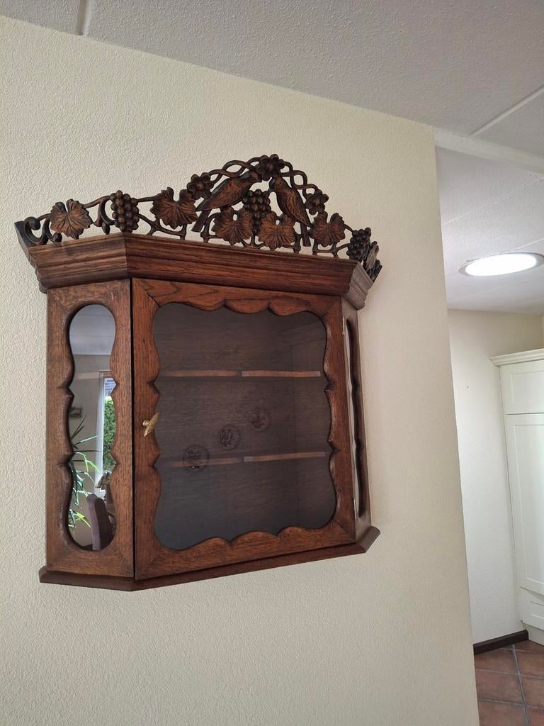 Antieke wandvitrinekast met houtsnijwerk, Ophalen of Verzenden