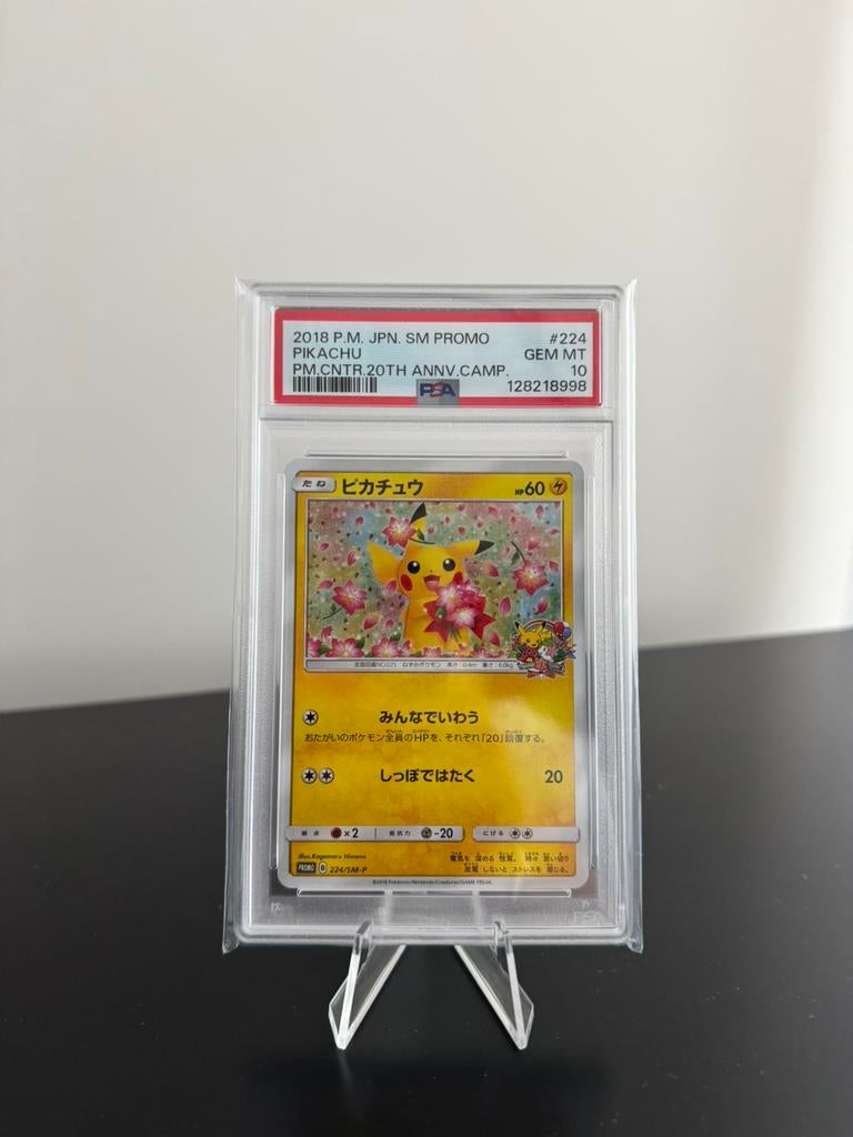PIKACHU 224 SM-P 20TH ANNIVERSARY PROMO PSA 10, Hobby en Vrije tijd, Ophalen of Verzenden, Zo goed als nieuw