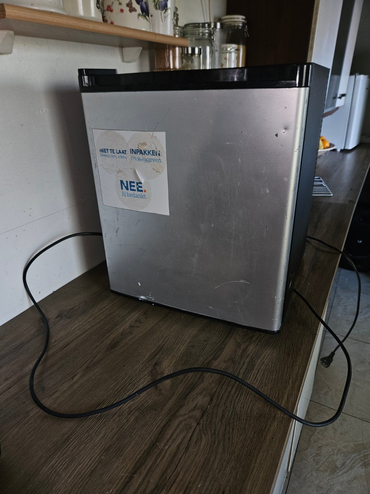 Compacte mini-koelkast, ideaal voor kleine ruimtes, Gebruikt, Ophalen of Verzenden, Minder dan 75 liter, Met vriesvak