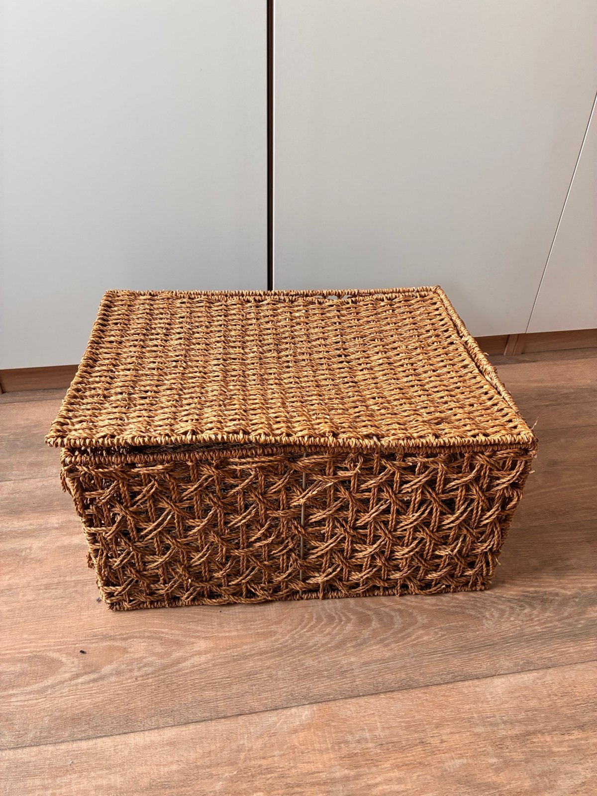 Grote rieten mand met klep - Ideaal voor opbergen, Huis en Inrichting, Ophalen, Met deksel, Mand, Zo goed als nieuw