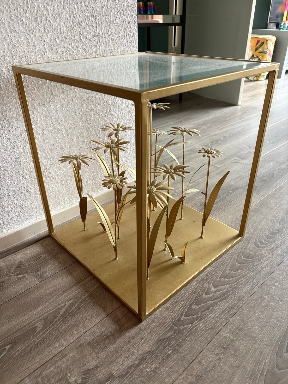 Gouden bijzettafel met glazen blad en bloemdecoratie, Ophalen, Minder dan 45 cm, Minder dan 55 cm, Gebruikt
