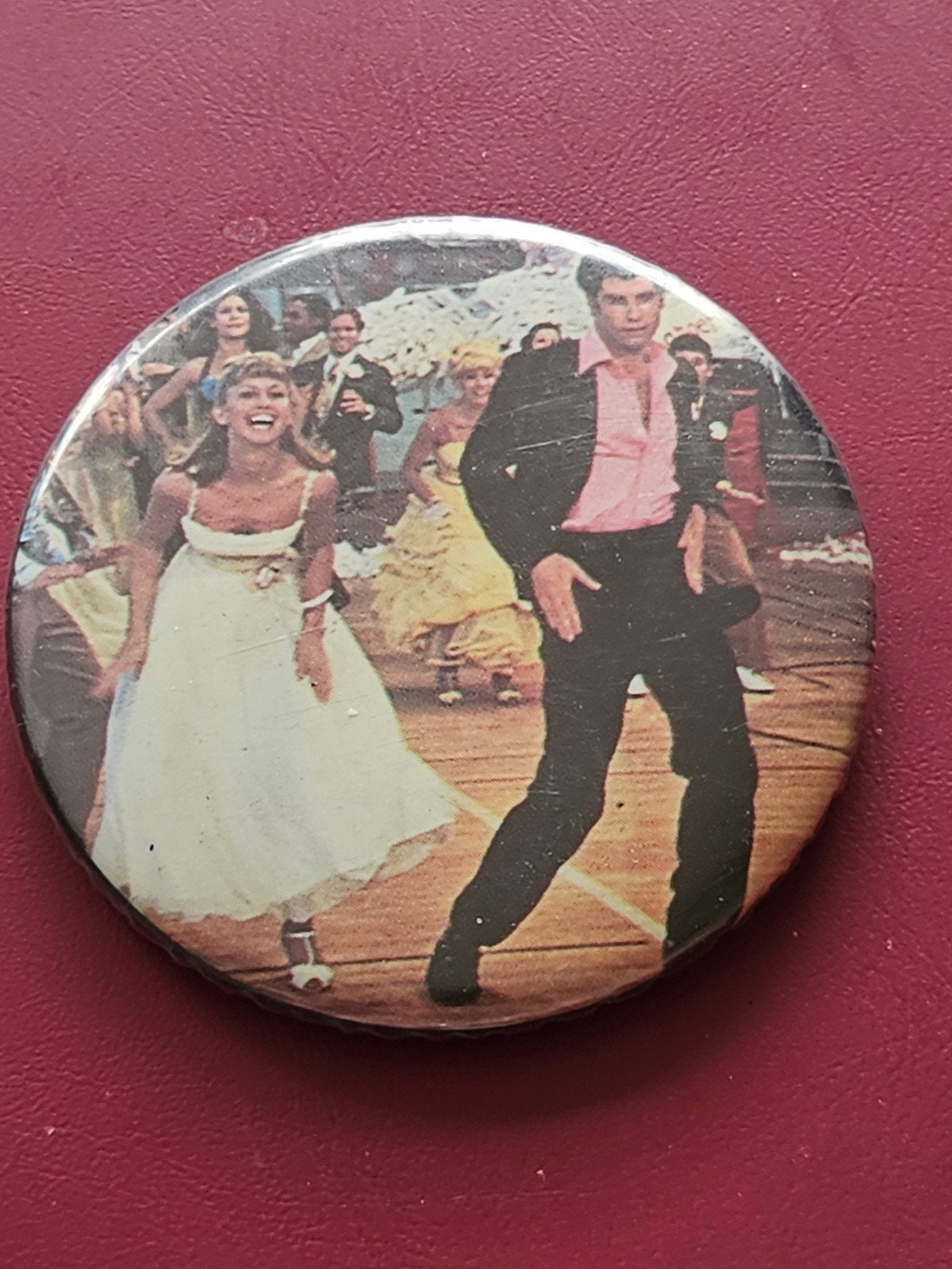 Grease Button- John Travolta & Olivia Newton, Verzamelen, Ophalen of Verzenden, Gebruikt, Overige onderwerpen, Speldje of Pin