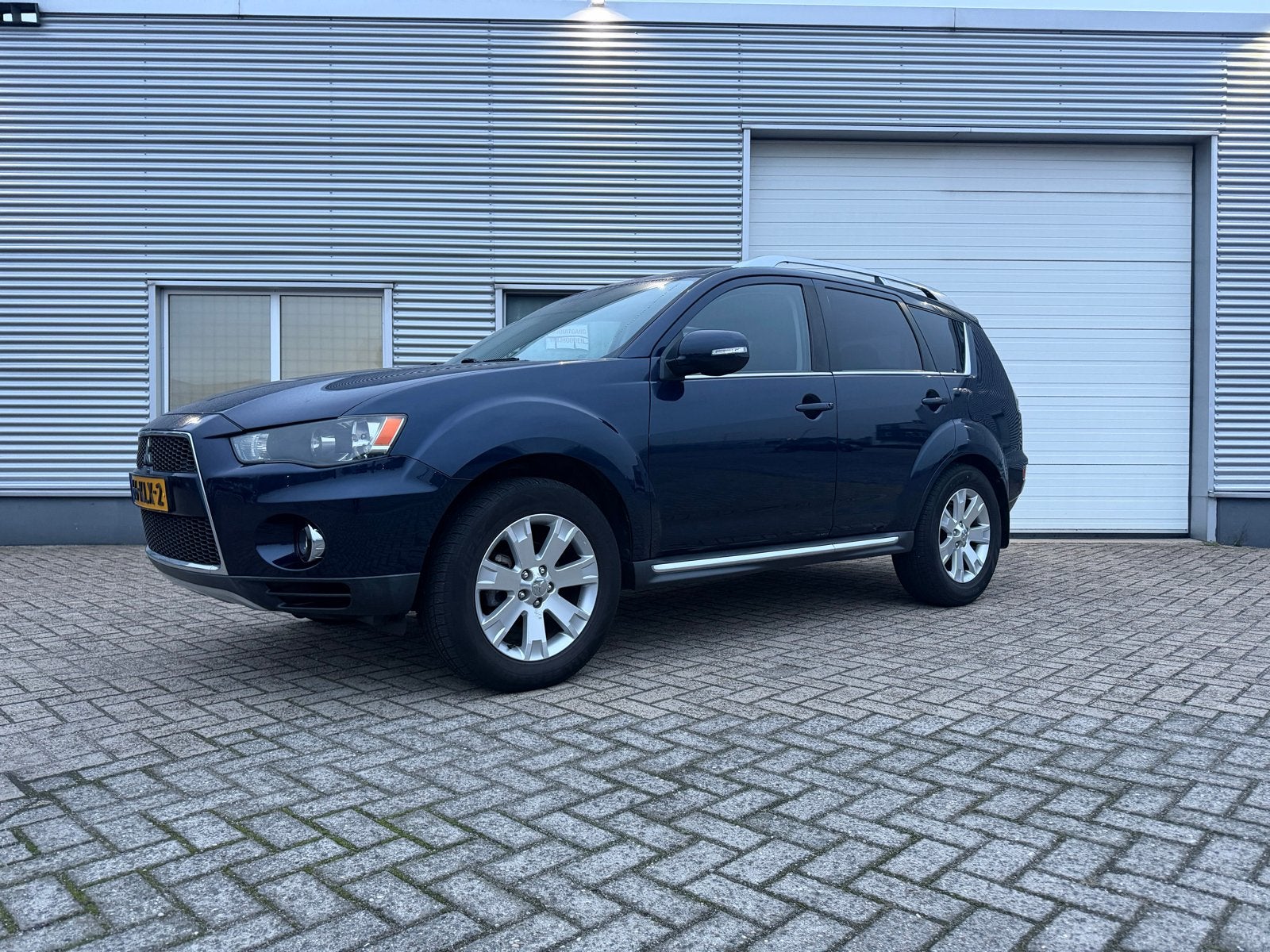 Mitsubishi Outlander 2.0 AUTOMAAT CRUISE CLIMA NAVI TREKHAAK, Auto's, 1998 cc, Outlander, Zwart, 4 cilinders