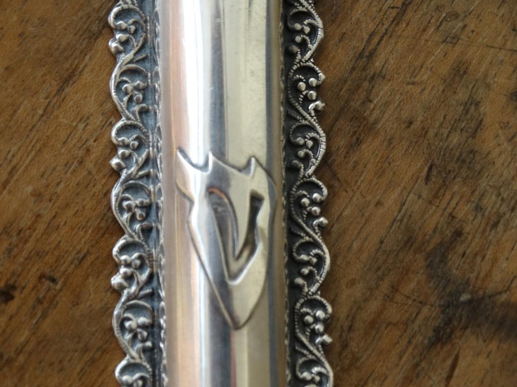 Zilveren mezuzah tbv deur, houder Thora passages, Judaica, Antiek en Kunst, Verzenden, Zilver