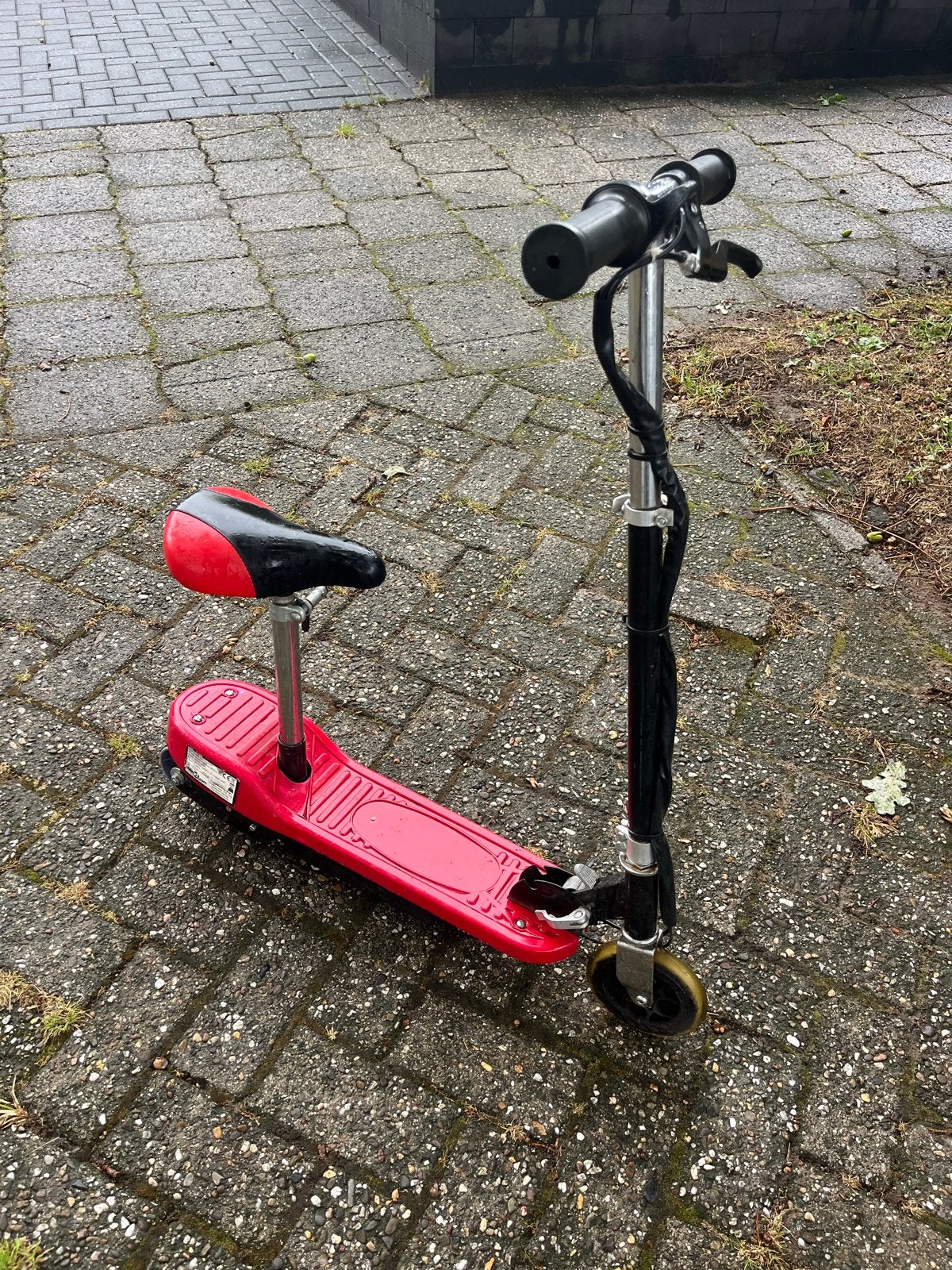 Rode elektrische step met zitje - Gebruikt, Fietsen en Brommers, Steps, Ophalen, Gebruikt, Elektrische step (E-scooter)