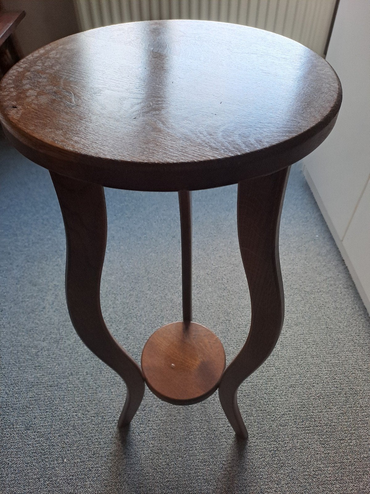 Ronde houten plantentafel met klassiek gebogen poten, Ophalen