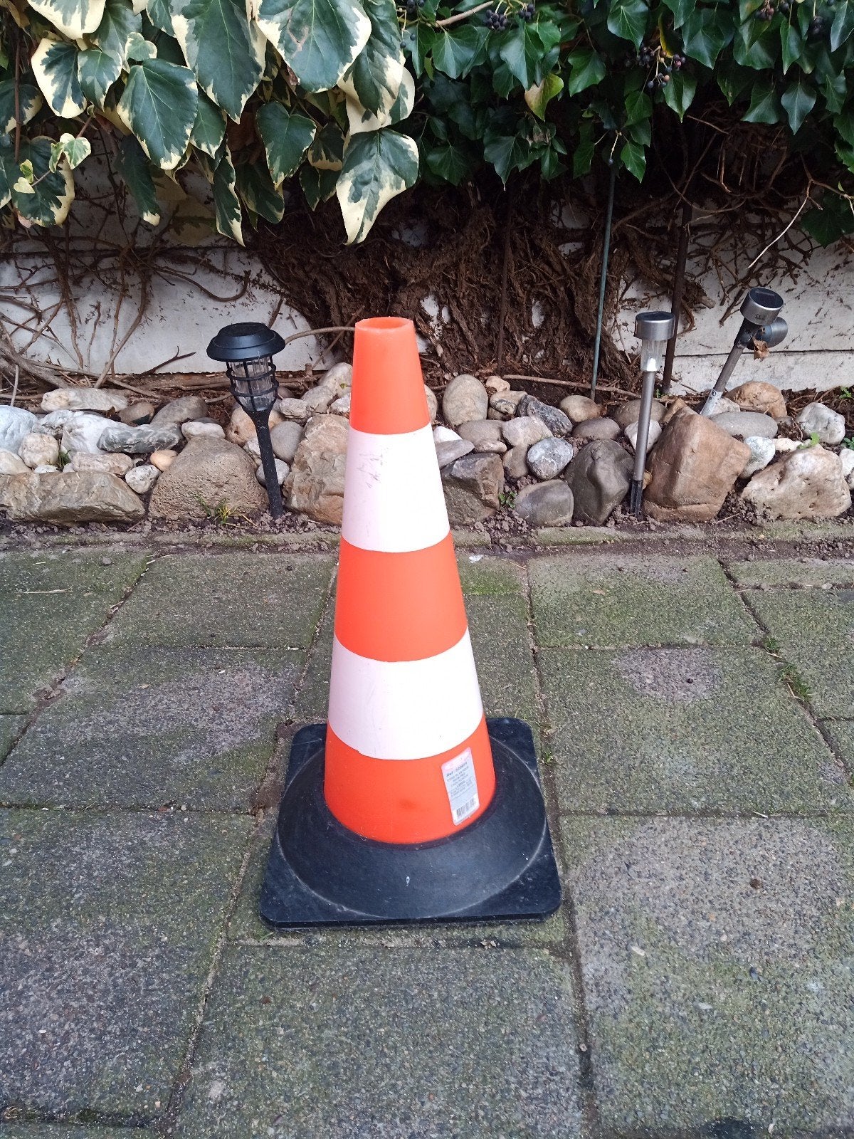 Verkeers pion. 50 cm hoog. 28 cm br. Verzwaard., Ophalen