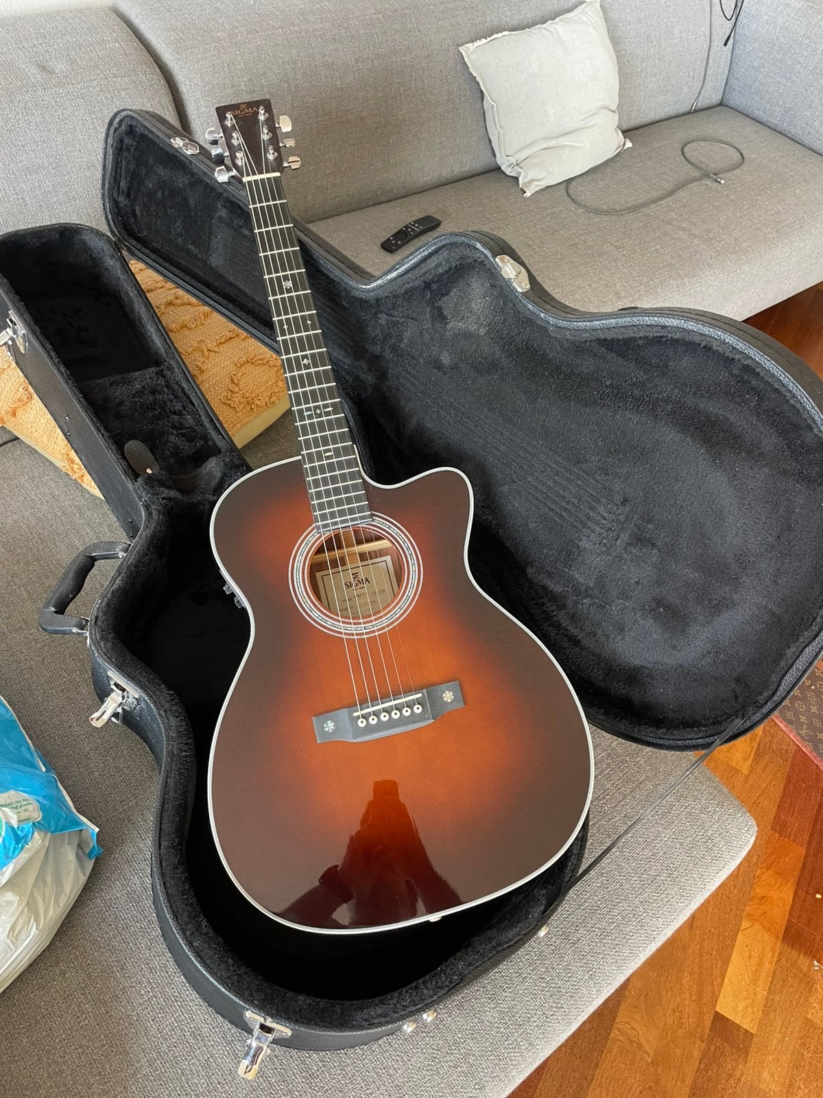 Sigma OMTC-1E-SB Sunburst — massief top, cutaway + hardcase, Ophalen, Zo goed als nieuw, Western- of Steelstringgitaar