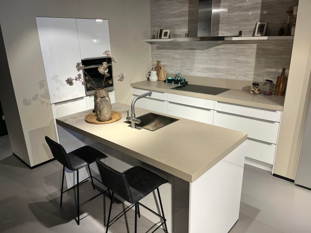 Showmodel keuken – modern, compleet, breda, Ophalen, Zo goed als nieuw, Wit