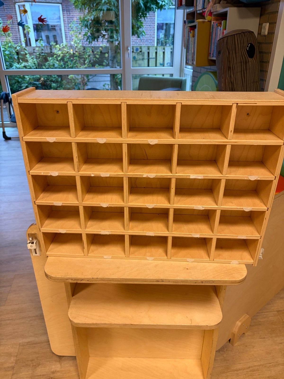 Houten spenenkastje / opbergkastje met 28 vakjes, Ophalen, Gebruikt, Kast
