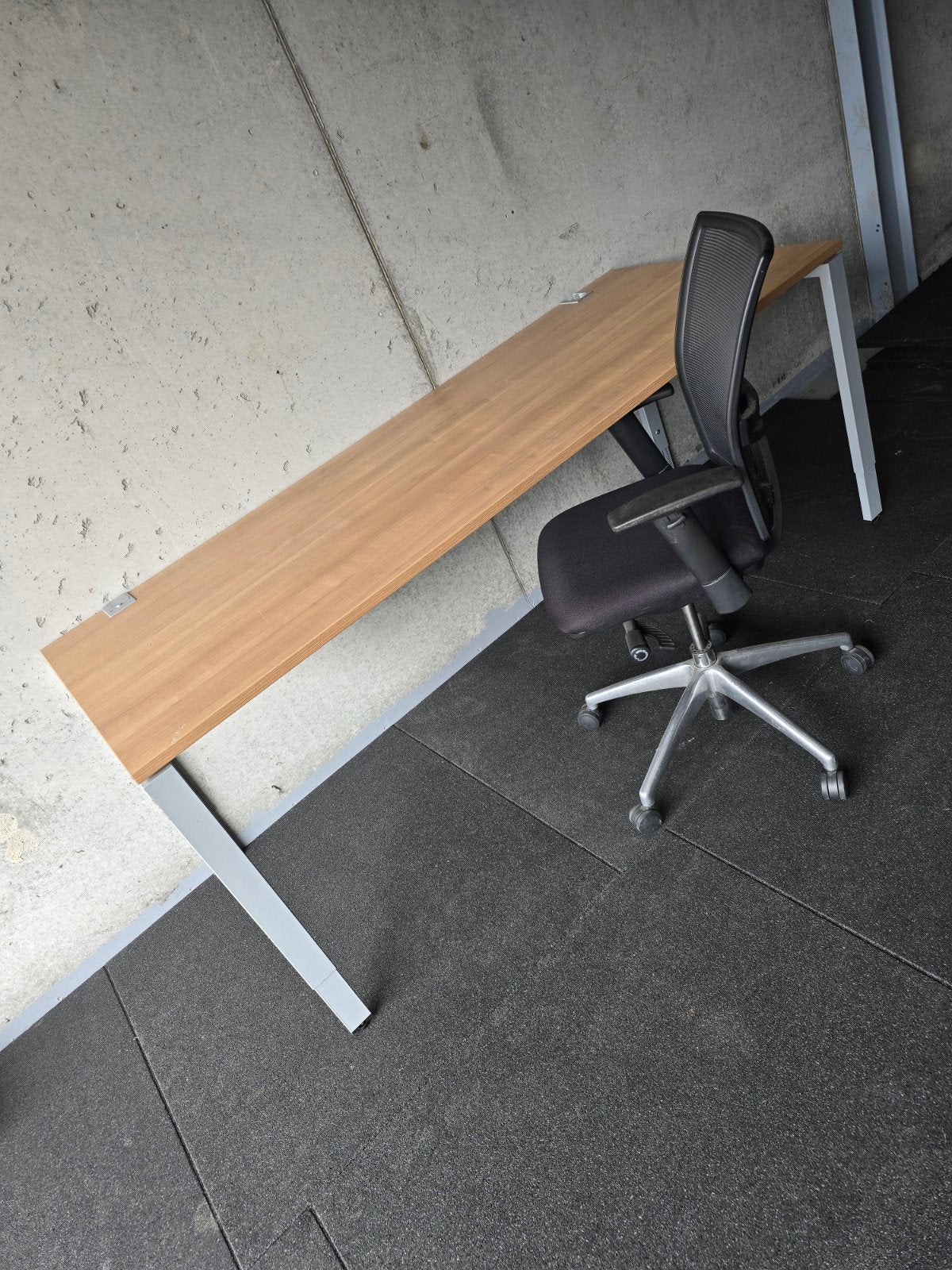 Modern bureau met kabelgoot, Huis en Inrichting, Bureaus, Ophalen, Gebruikt, Hout, Kabelgoot