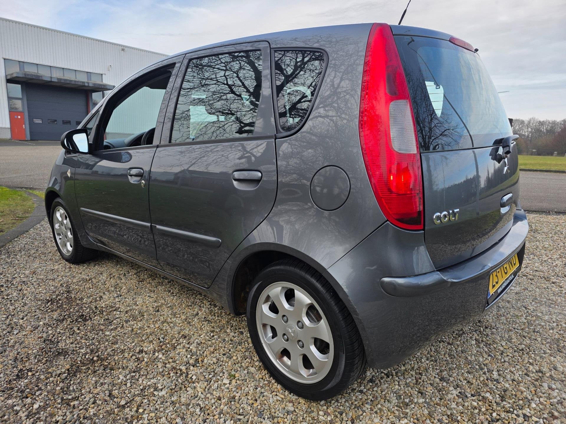 Mitsubishi Colt 1.3 Invite AUTOMAAT/airco *apk:01-2027*, Auto's, Mitsubishi, Stof, Gebruikt, Zwart, Colt