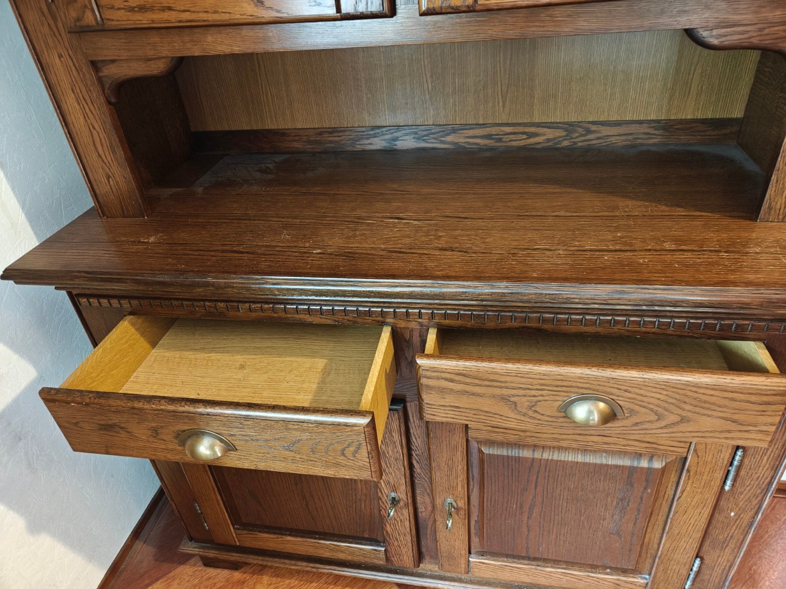 Vintage Eiken Wandkast met Vitrine, Gebruikt, Eikenhout, Vintage, Met lade(s)
