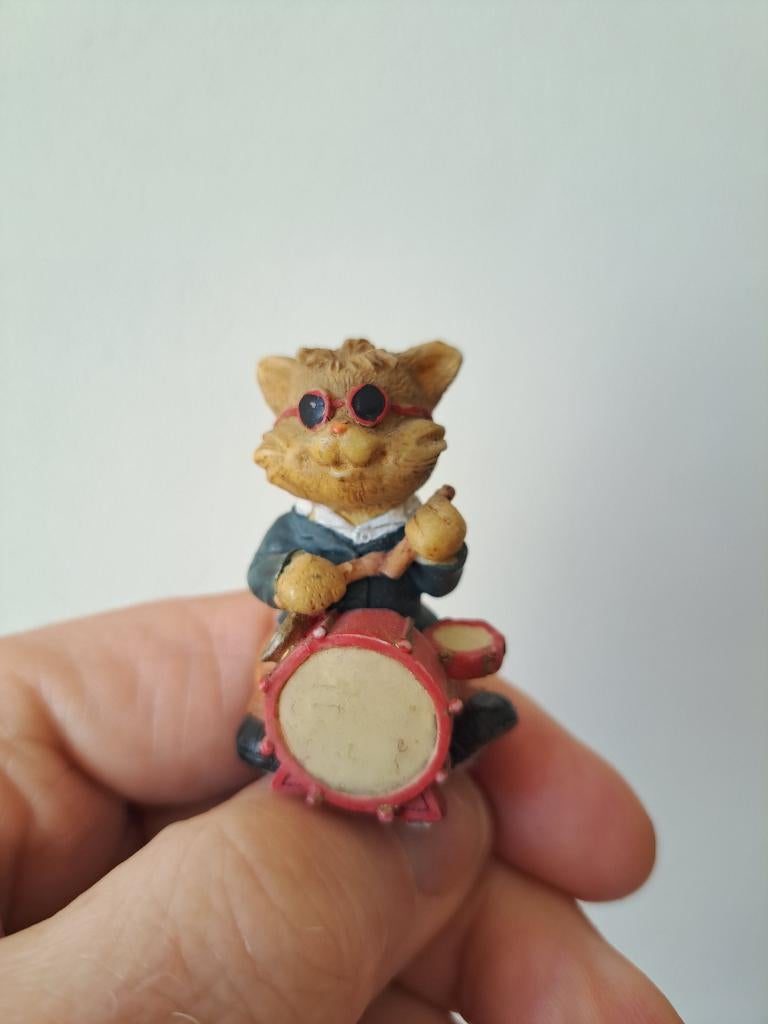 Poes-kat met drumstel en zonnebril, kunsthars 3x2.5x4.5cm, Ophalen of Verzenden, Zo goed als nieuw, Dier