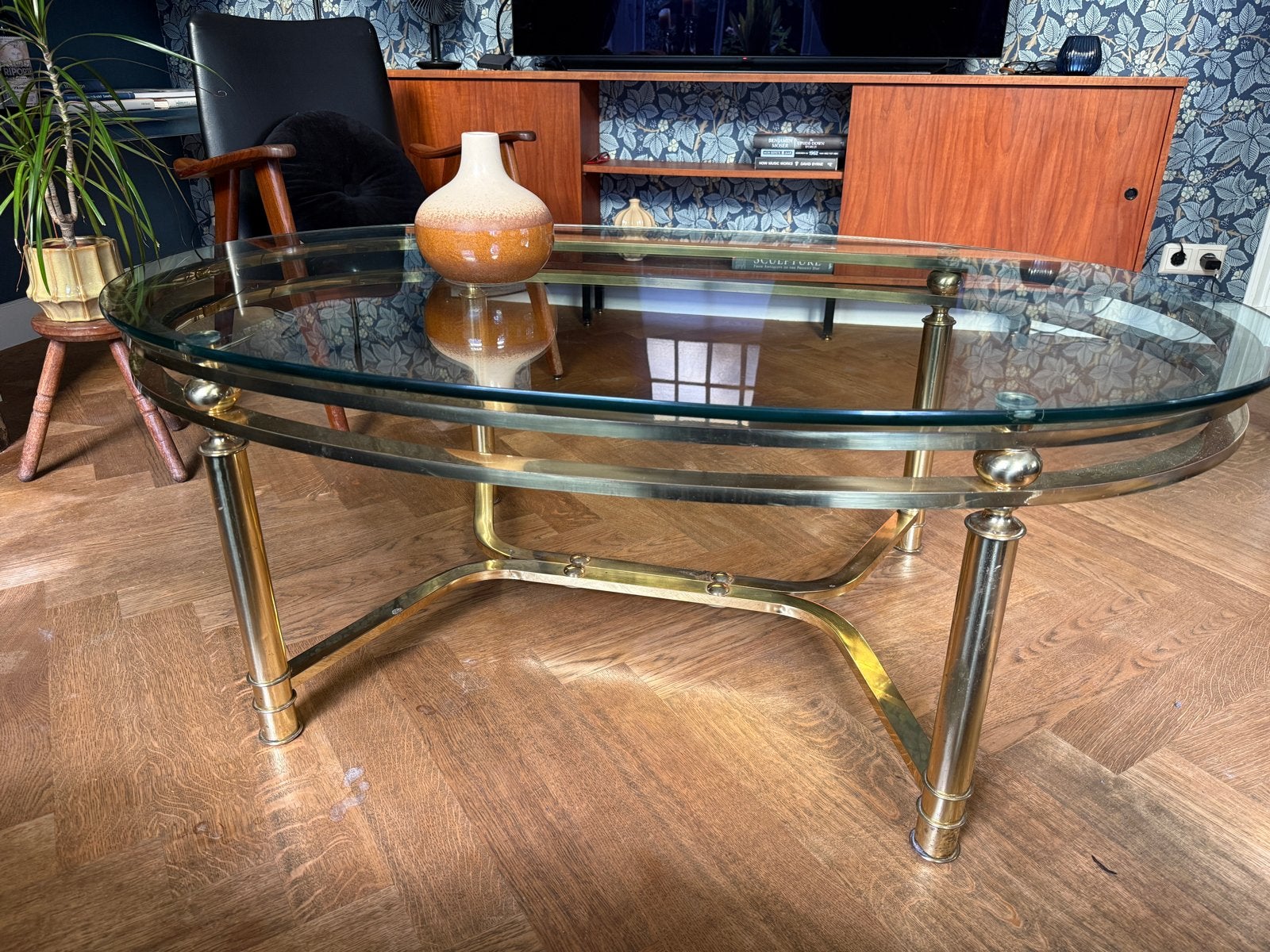 Vintage ovale salontafel met glazen blad en messing frame, Ophalen, Gebruikt, 100 tot 150 cm, 50 tot 100 cm